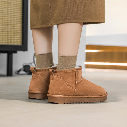 Thick winter boots, cozy footwear, warm snow boots, winter footwear, plush boots, insulated boots,Cold Weather Accessories, Cold Weather Accessories, Cozy Winter Shoes brown, botte marron, chaussure marron, 