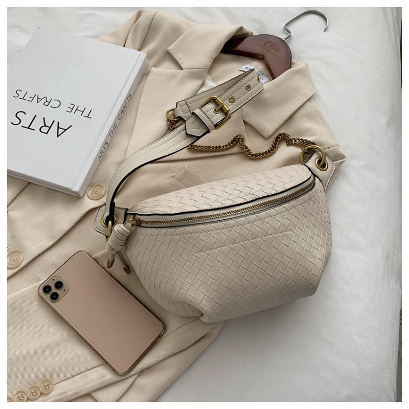 Fashion Chain Chest Bag – Trendy Crossbody Bag with Gold Chain